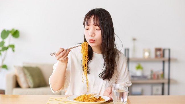 Ăn mì tôm rồi uống sữa có sao không