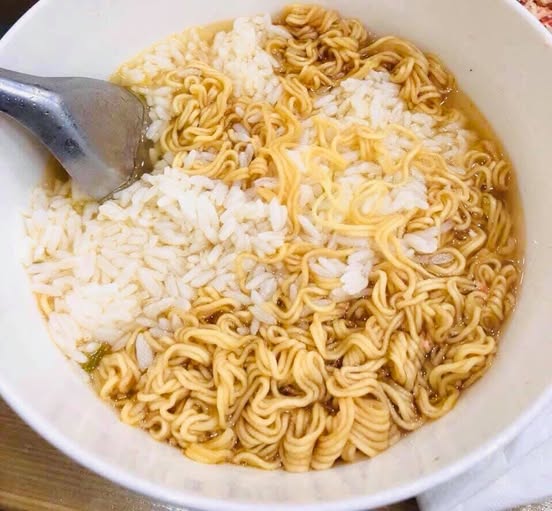 Ăn mì tôm với cơm cái nào béo hơn
