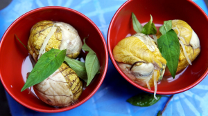 Ăn trứng vịt lộn với giá đỗ có sao không