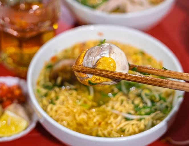 Mì tôm trứng vịt lộn bao nhiêu calo và ăn có béo không