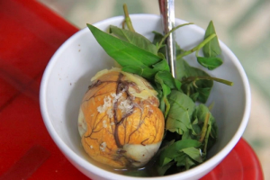 Trứng vịt lộn có kỵ chuối không