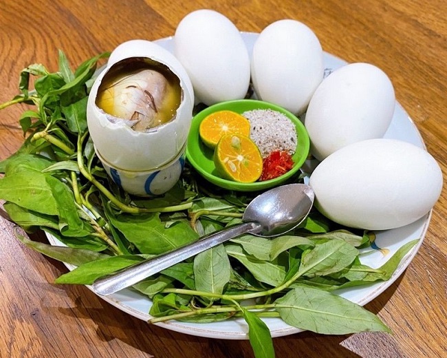 Trứng vịt lộn kỵ quả gì