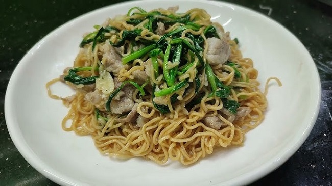 Ăn mì tôm với rau cải có sao không