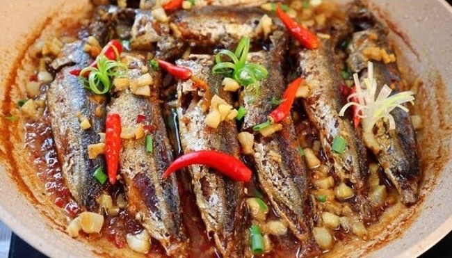 Cá biển kho cà chua bao nhiêu calo và ăn có béo không