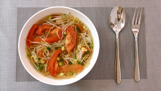 Canh giá đỗ cà chua bao nhiêu calo và ăn có béo không