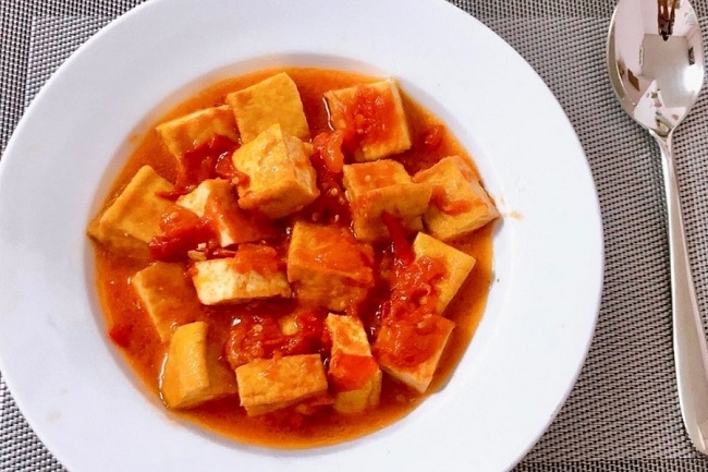 Đậu hũ xào cà chua bao nhiêu calo và ăn có béo không