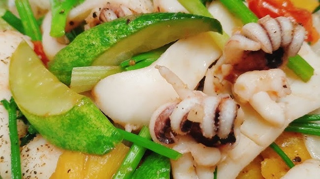 Mực xào dưa leo cà chua bao nhiêu calo và ăn có béo không