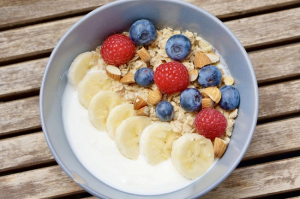 Sữa chua với granola bao nhiêu calo và ăn có béo không